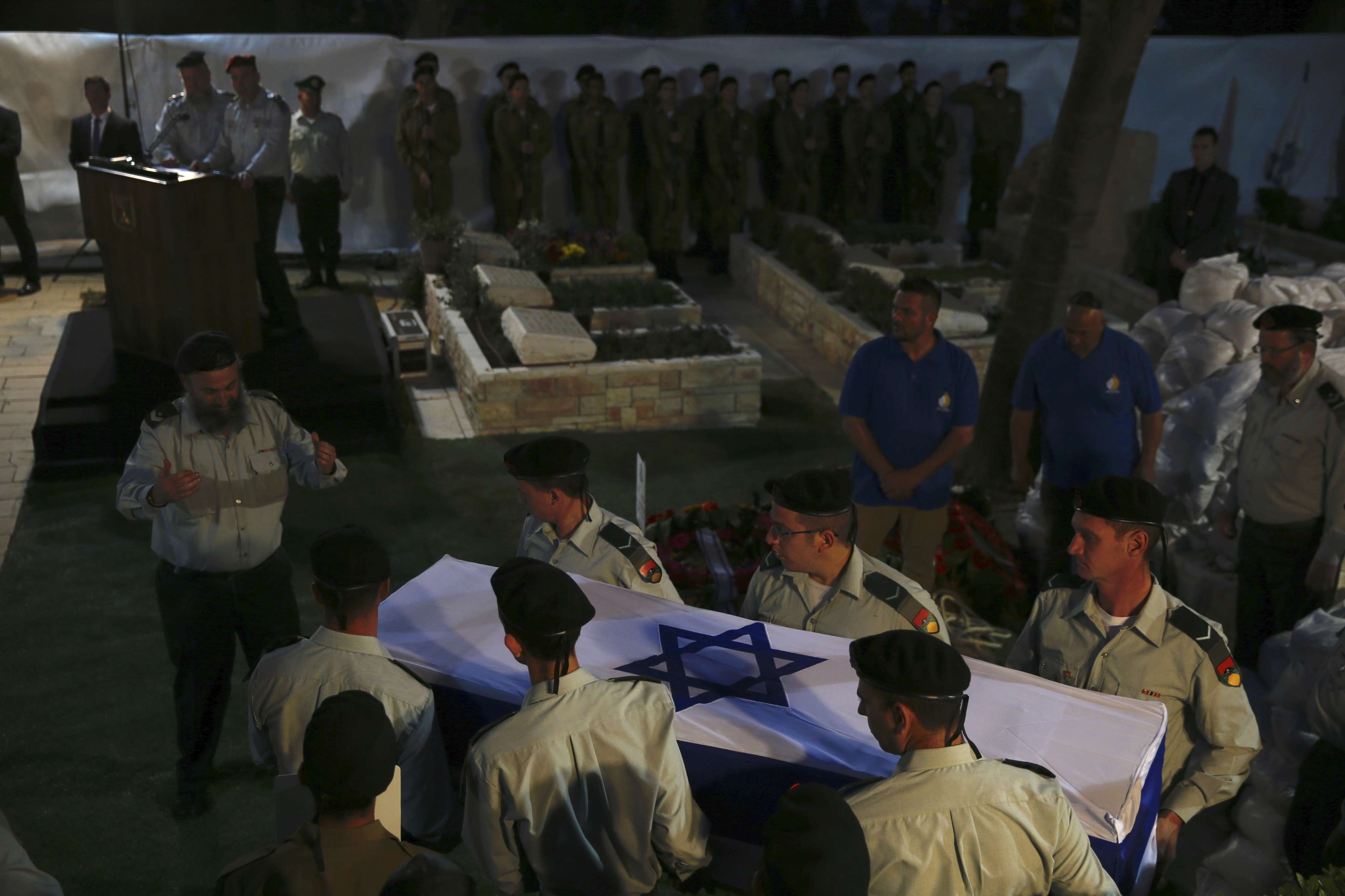 Israeli soldiers carry the coffin with the remains of Zachary Baumel