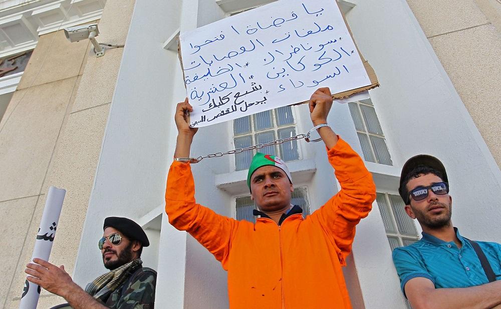 المحتجون ضد الفساد في الجزائر