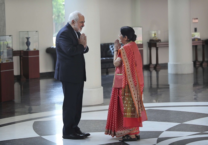 وزير الخارجية الإيراني محمد جواد ظريف ونظيرته الهندية سوشما سواراج 