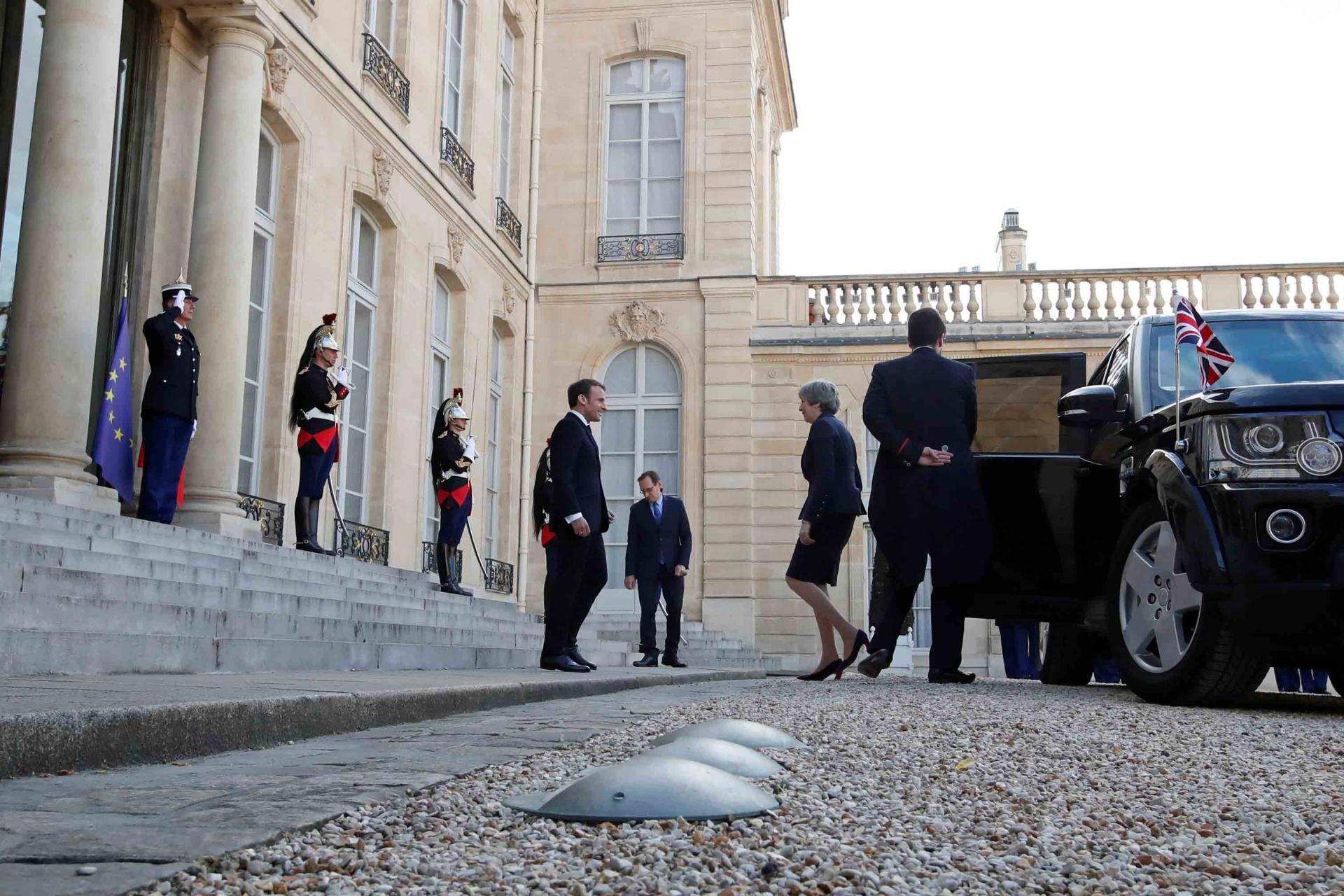 الرئيس الفرنسي ايمانويل ماكرون يستقبل رئيسة الوزراء البريطانية تيريزا ماي