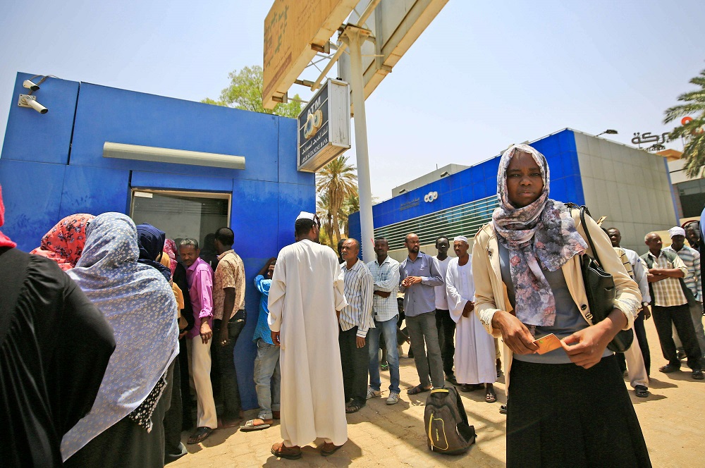 السودانيون في صفوف طويلة امام البنوك