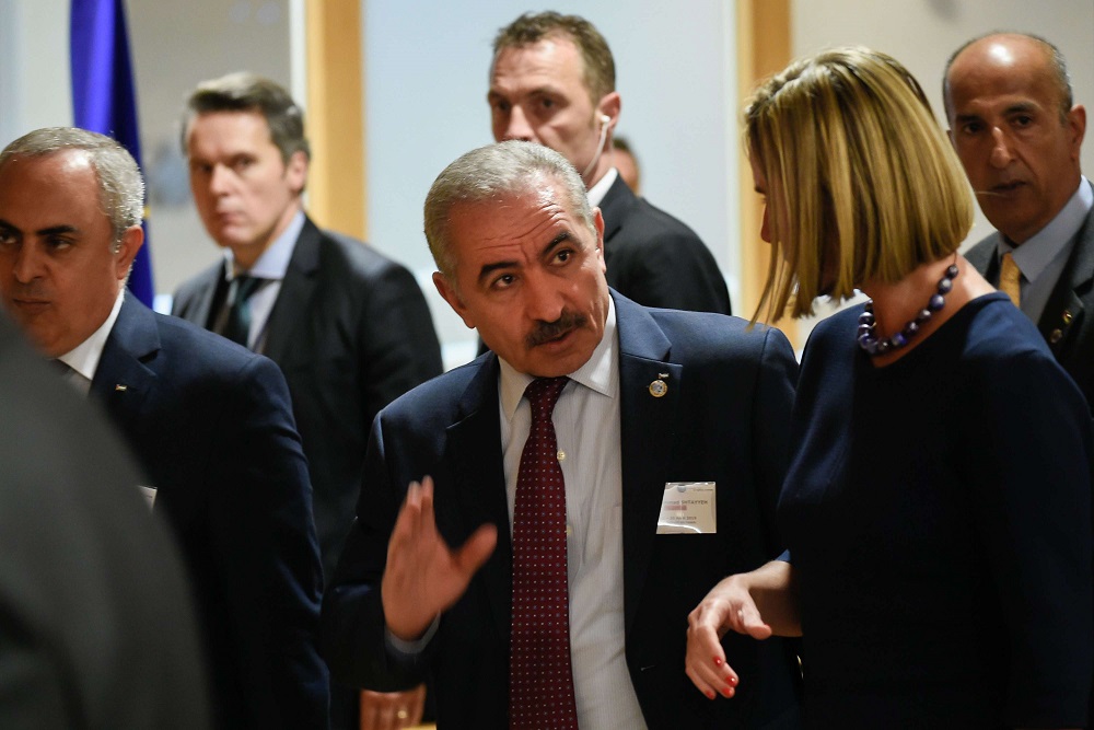 رئيس الوزراء الفلسطيني محمد اشتيه يتحدث مع وزيرة الخارجية في الاتحاد الأوروبي فيديريكا موغيريني 