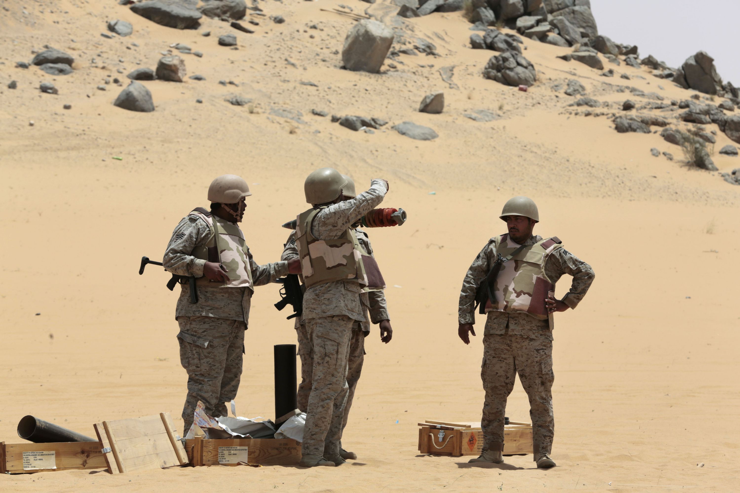 جنود سعوديون يستعدون لإطلاق نيران المدفعية باتجاه الحدود مع اليمن في نجران