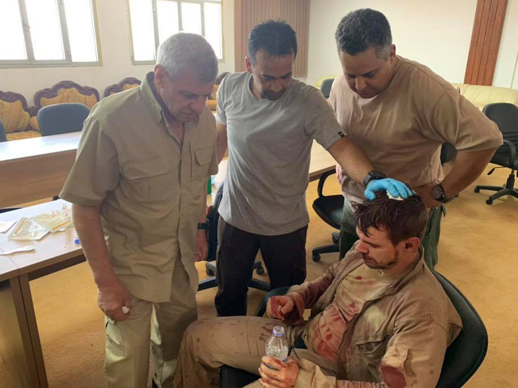 قوات الجيش الوطني الليبي نشرت صور الطيار وهو يتلقى العلاج 