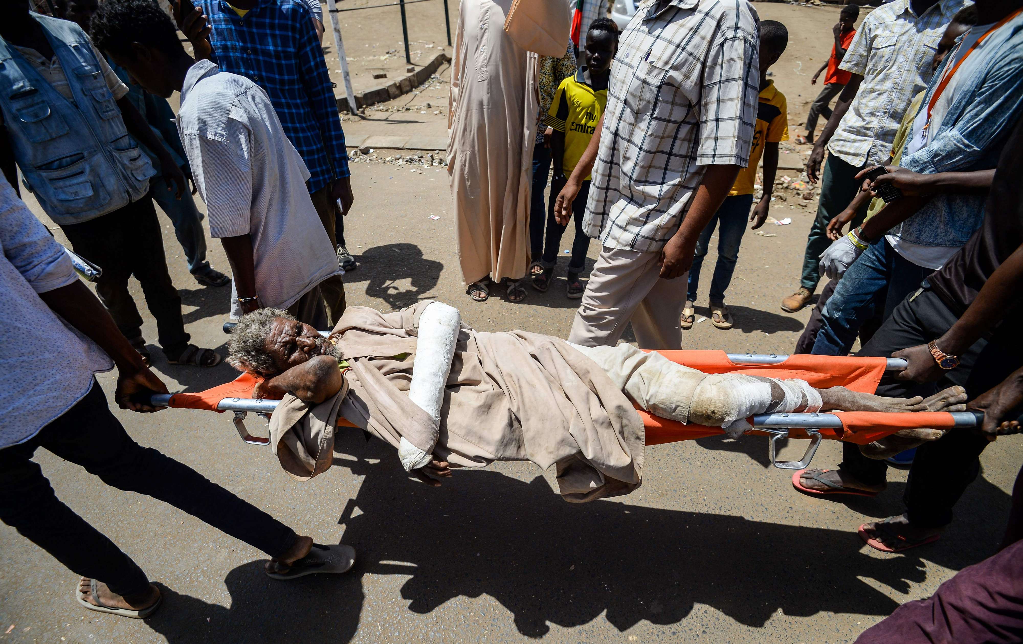 جرحى الاعتصام امام مقر الجيش السوداني