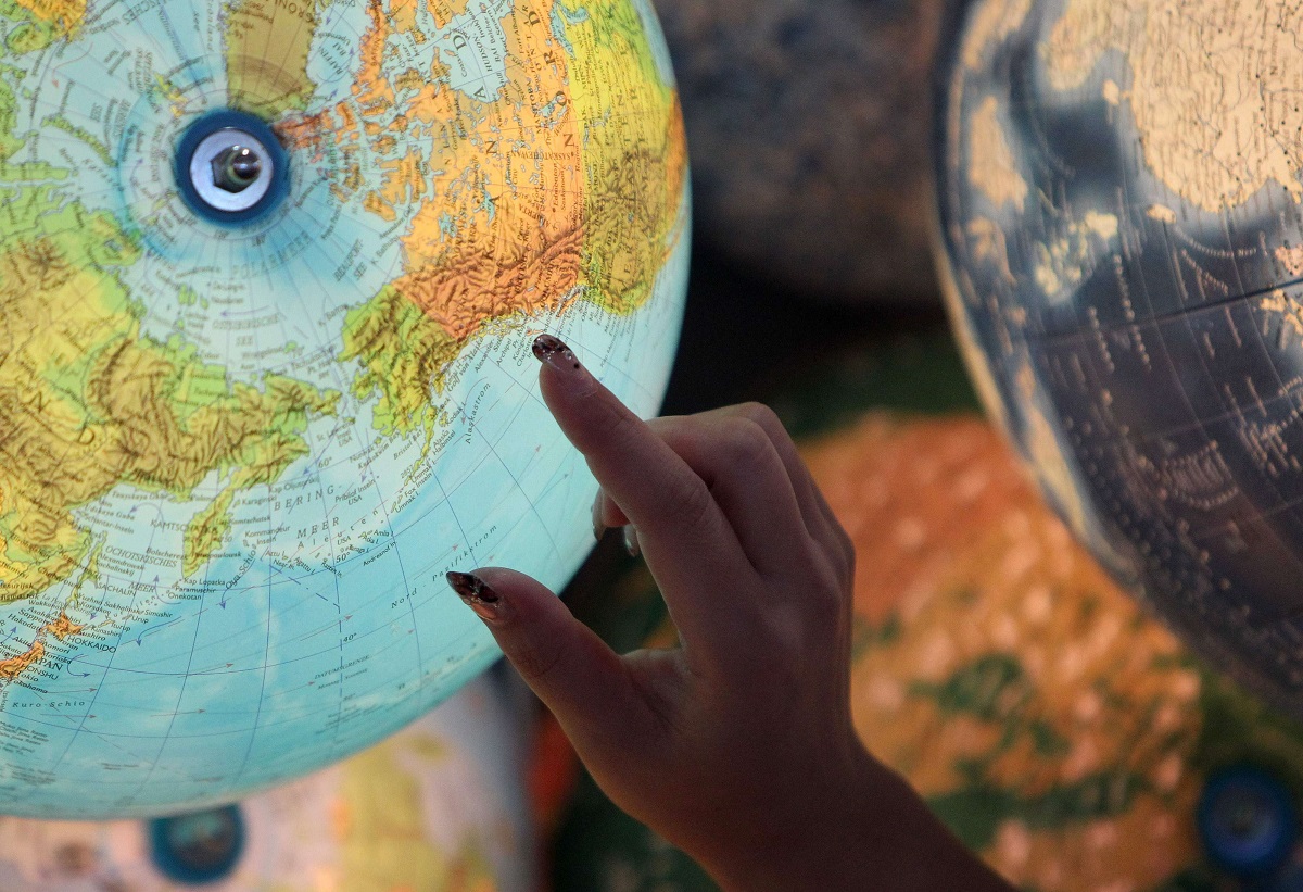 امرأة تشير إلى مجسم الكرة الارضية في معرض الكتاب بفرانكفورت 2019