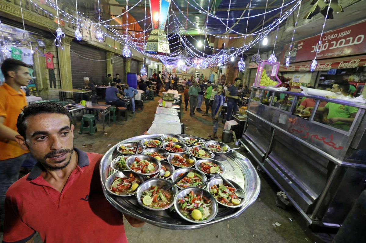 نادل في مطعم مصري بالقاهرة يحمل مجموعة من وجبات السحور