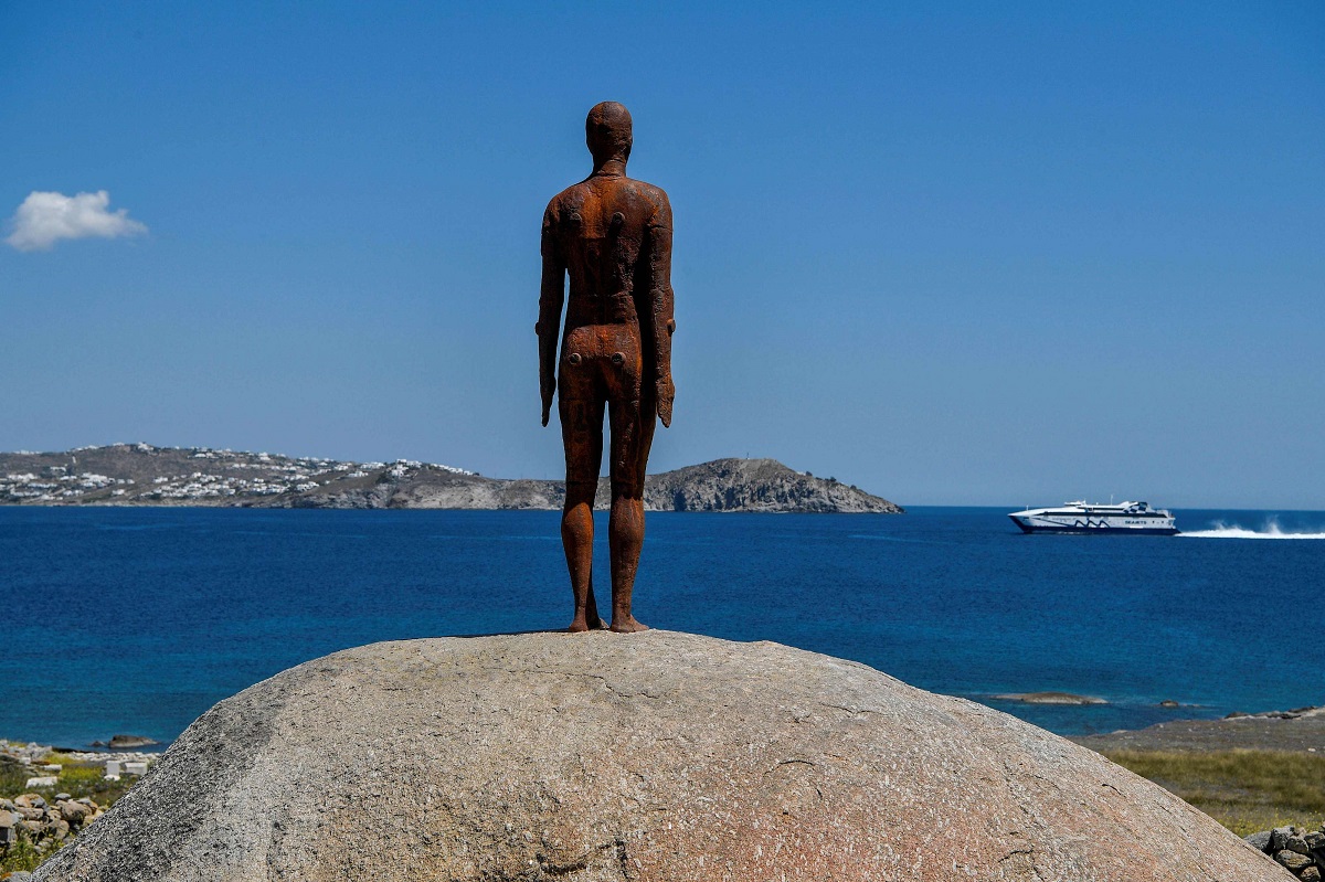 منحوتة فولاذية للفنان البريطاني أنطوني غورملي في جزيرة ديلوس اليونانية