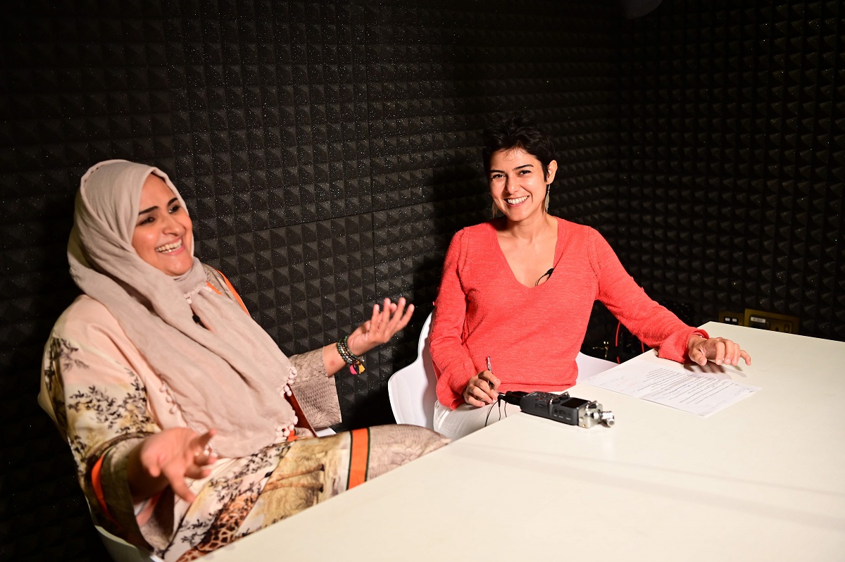 مقدمة بوكاست 'عندما تفوز النساء' رنا نواس مع الكوميديان السعودية هتون القاضي