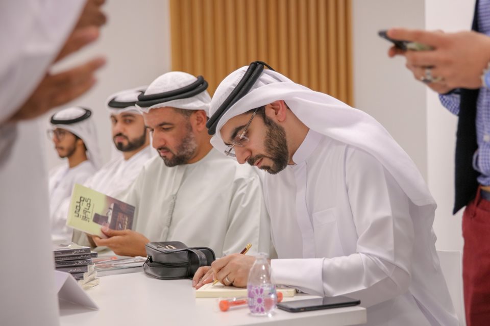 كتاب إماراتيون يوقعون كتبهم في معرض الكتاب الاماراتي بالشارقة (من صفحة هيئة الشارقة للكتاب على فيسبوك)