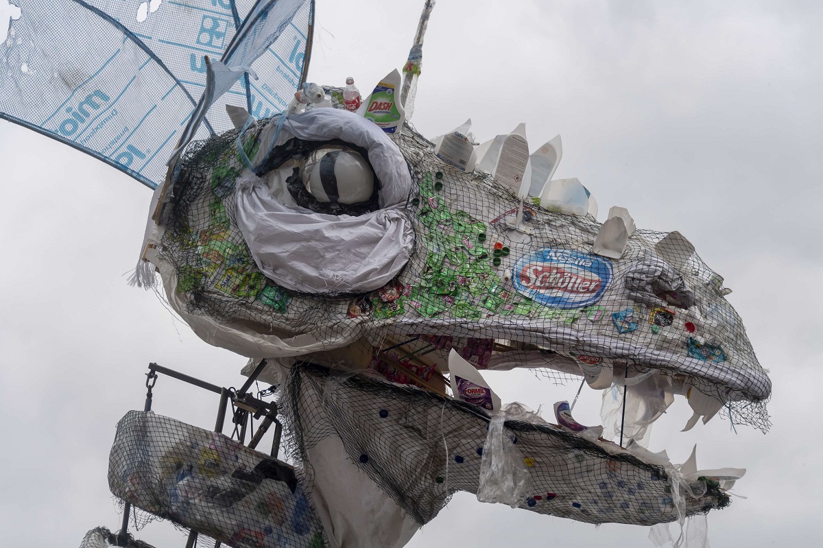 نشطاء بيئيون في سويسرا يصنعون قاربا على شكل تنين من النفايات البلاستيكية