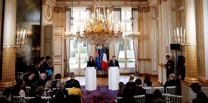 الرئيس الفرنسي ايمانويل ماكرون ورئيسة الوزراء النيوزيلاندية جاسيندا ارديرن 