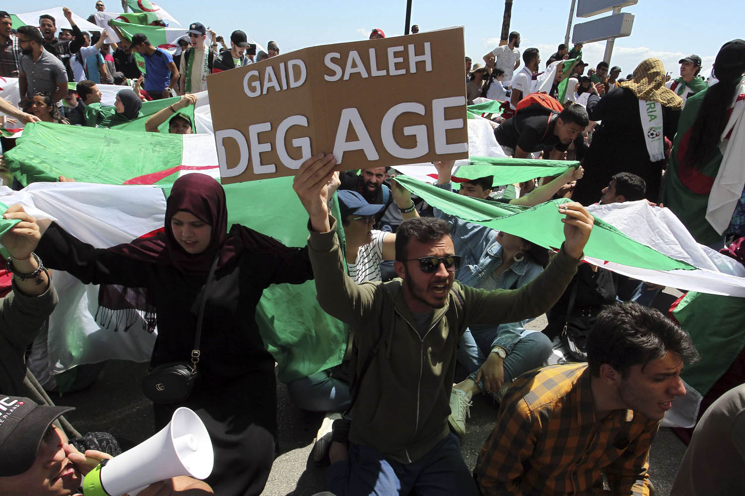 متظاهرون في الجزائر ضد قائد الجيش أحمد قايد صالح
