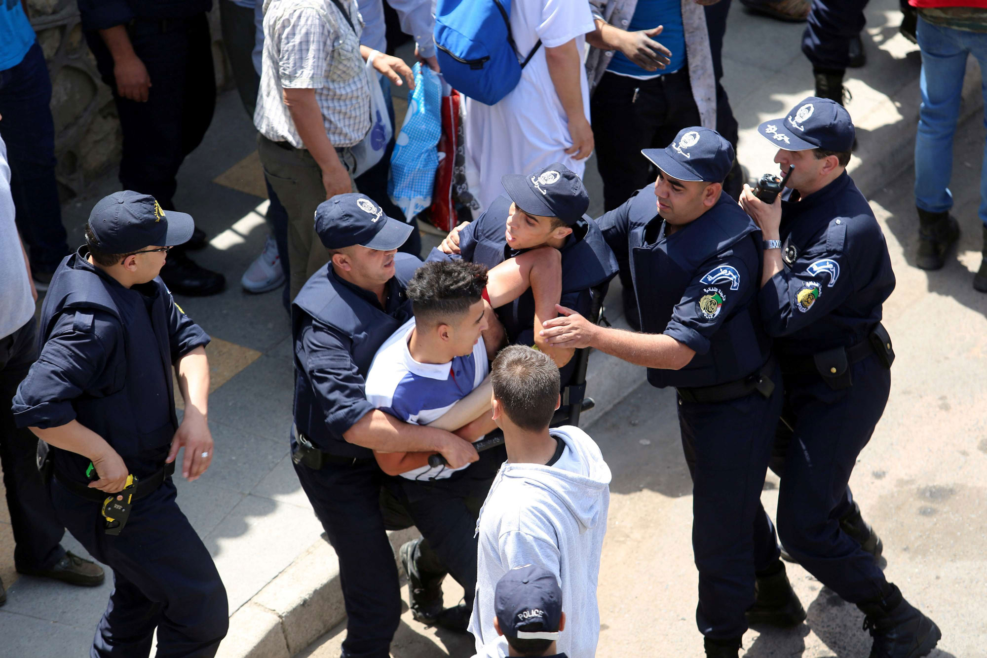 حملة اعتقالات واسعة للمحتجين في الجزائر