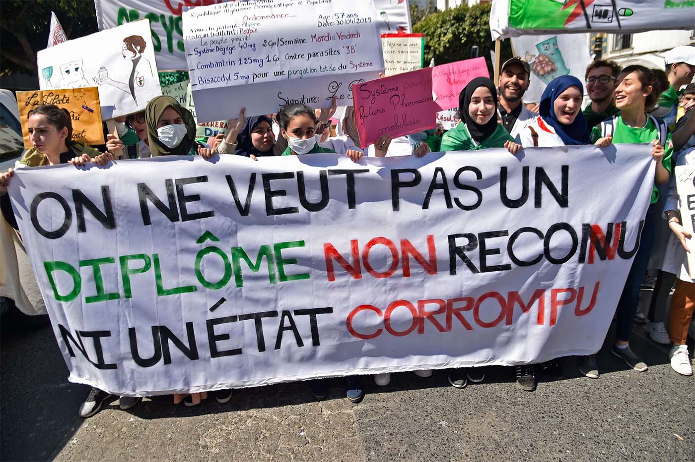 The banner reads in French "We do not want a non-recognised degree nor a corrupted government"