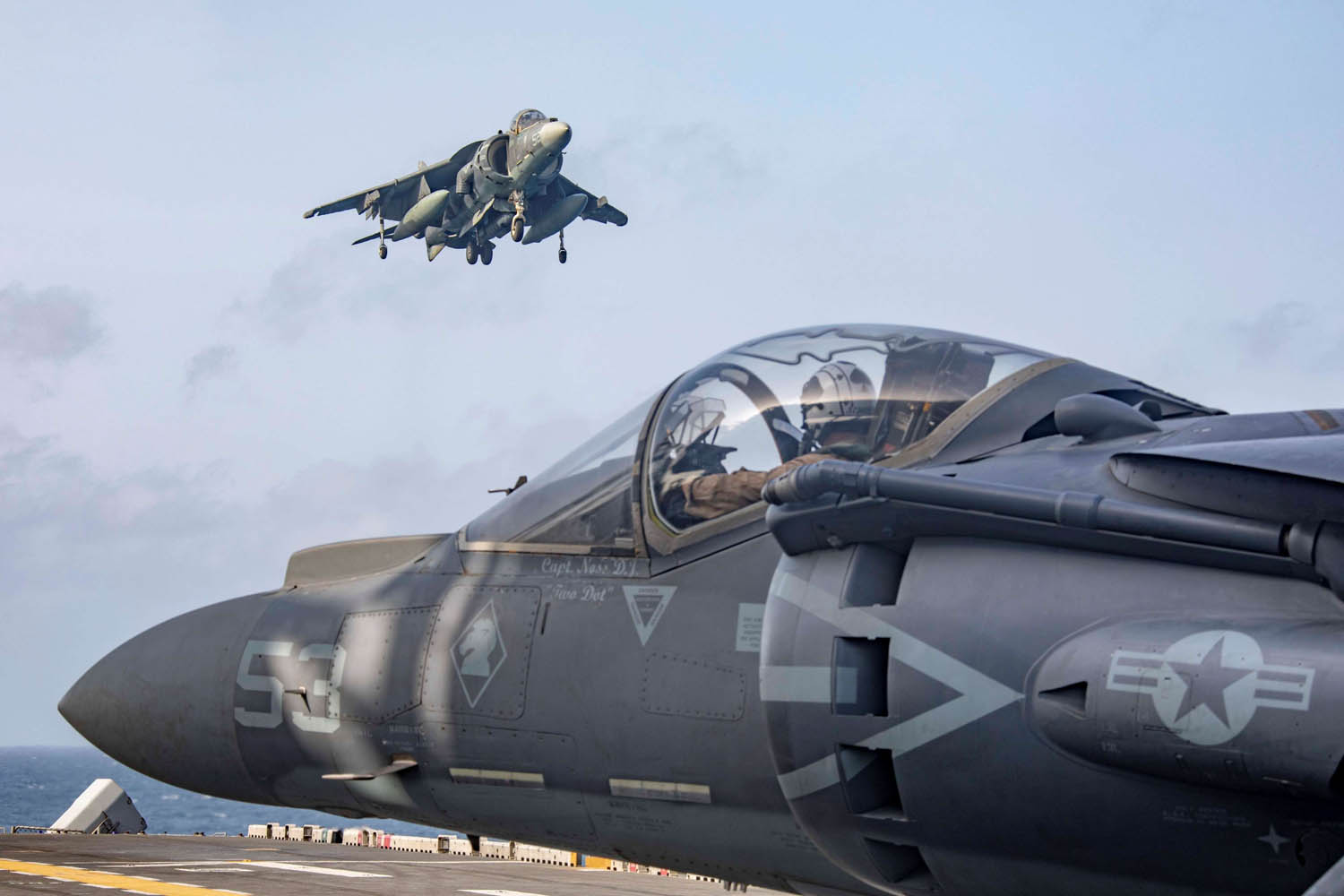 طائرات سي هارير التابعة لسلاح المارينز تجري تدريباتها في بحر العرب
