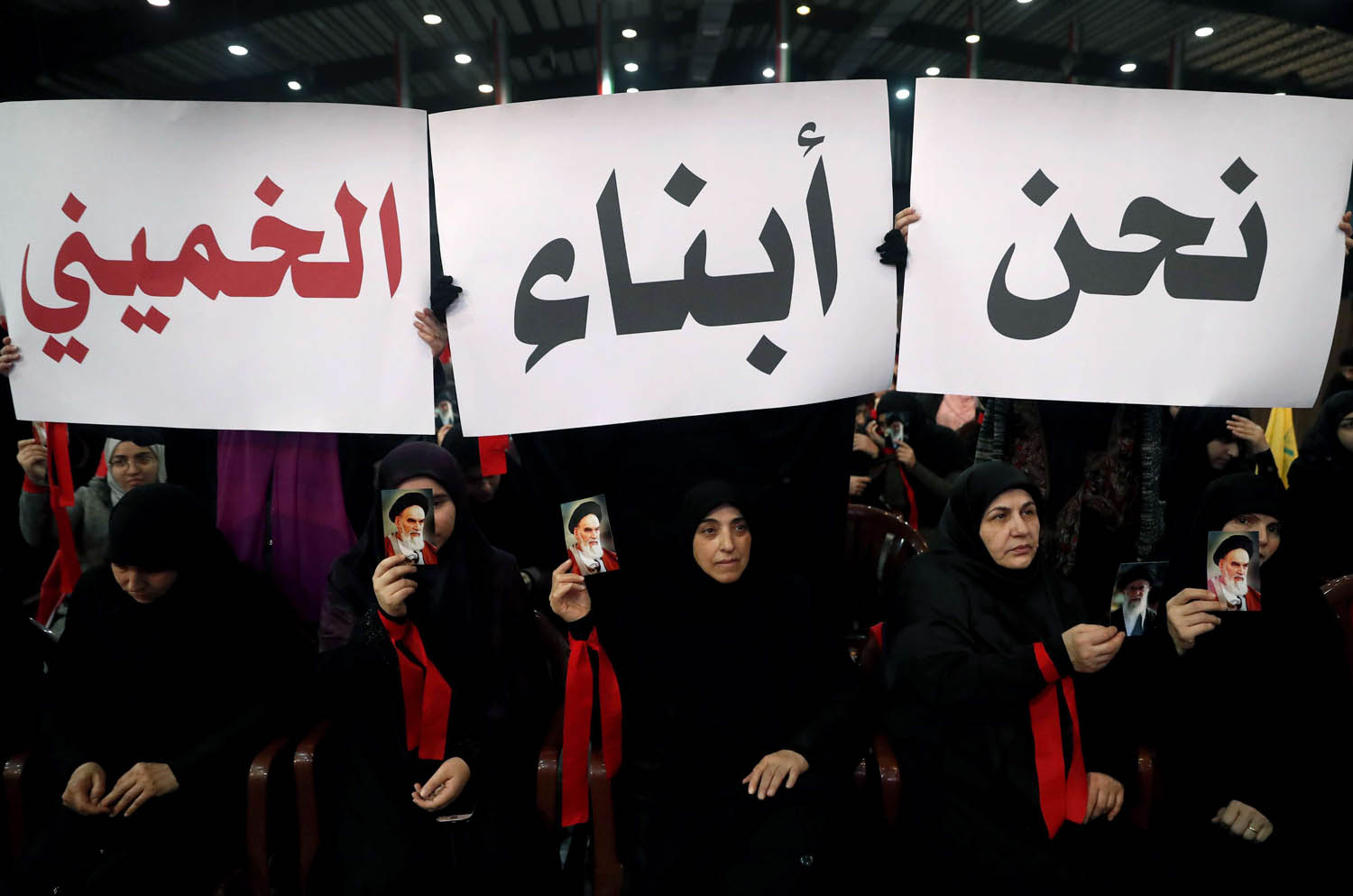 لبنانيات من حزب الله يرفعن شعارات مؤيدة لإيران في تجمع ببيروت