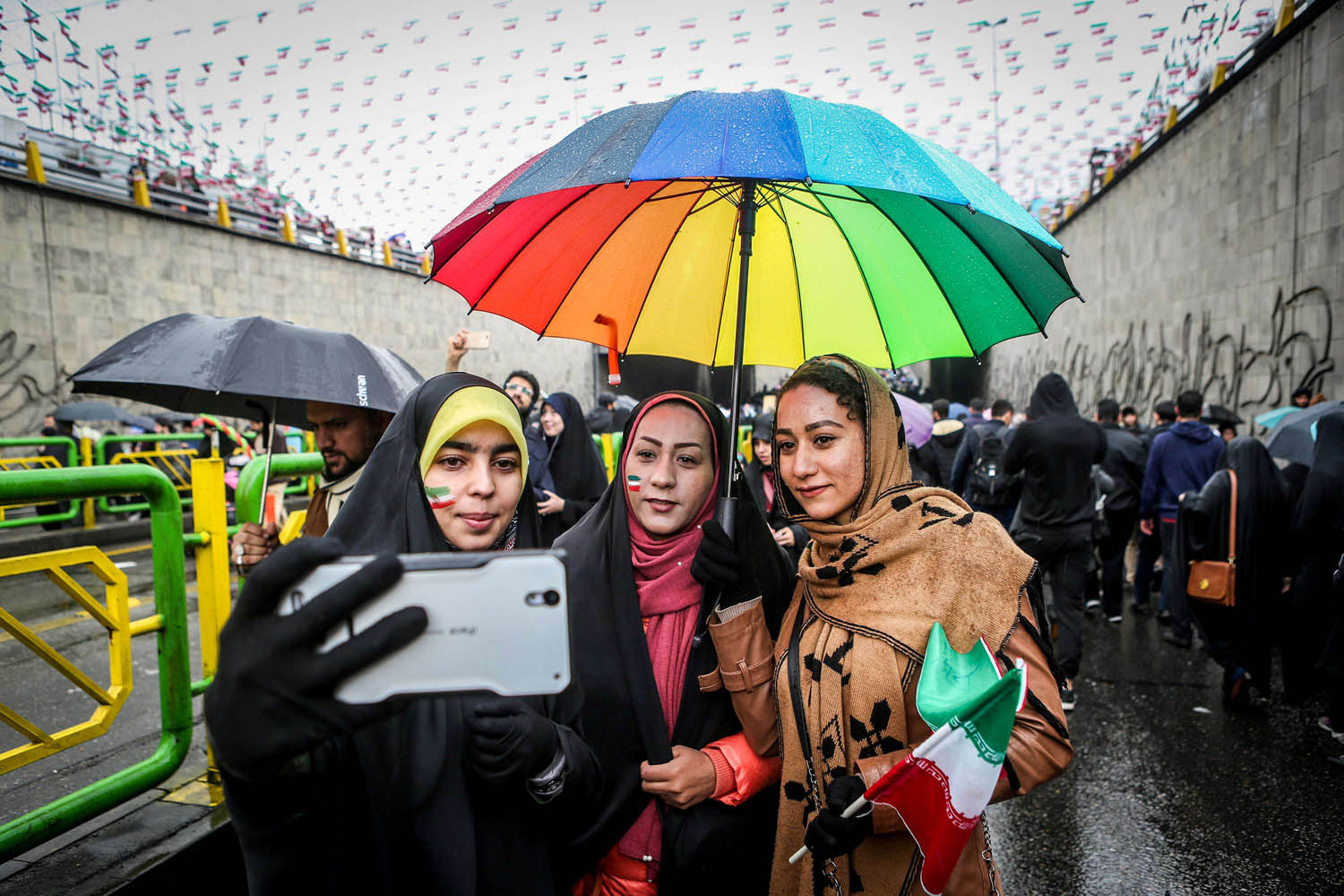 إيرانيات يأخذن صورة سيلفي على خلفية الاحتفالات بذكرى الثورة