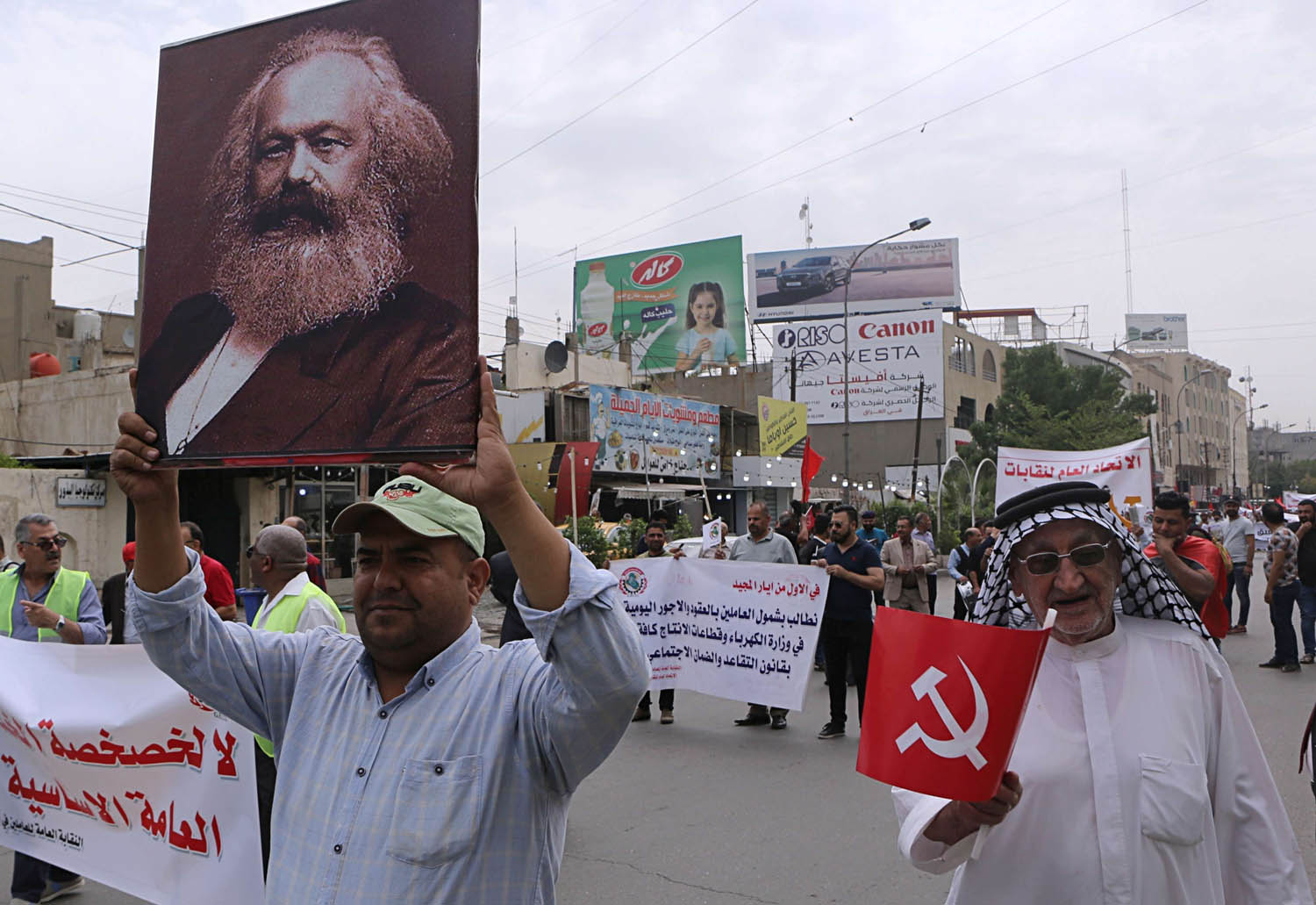 عراقيون يرفعون صورة لكارل ماركس وسط بغداد بمناسبة عيد العمال