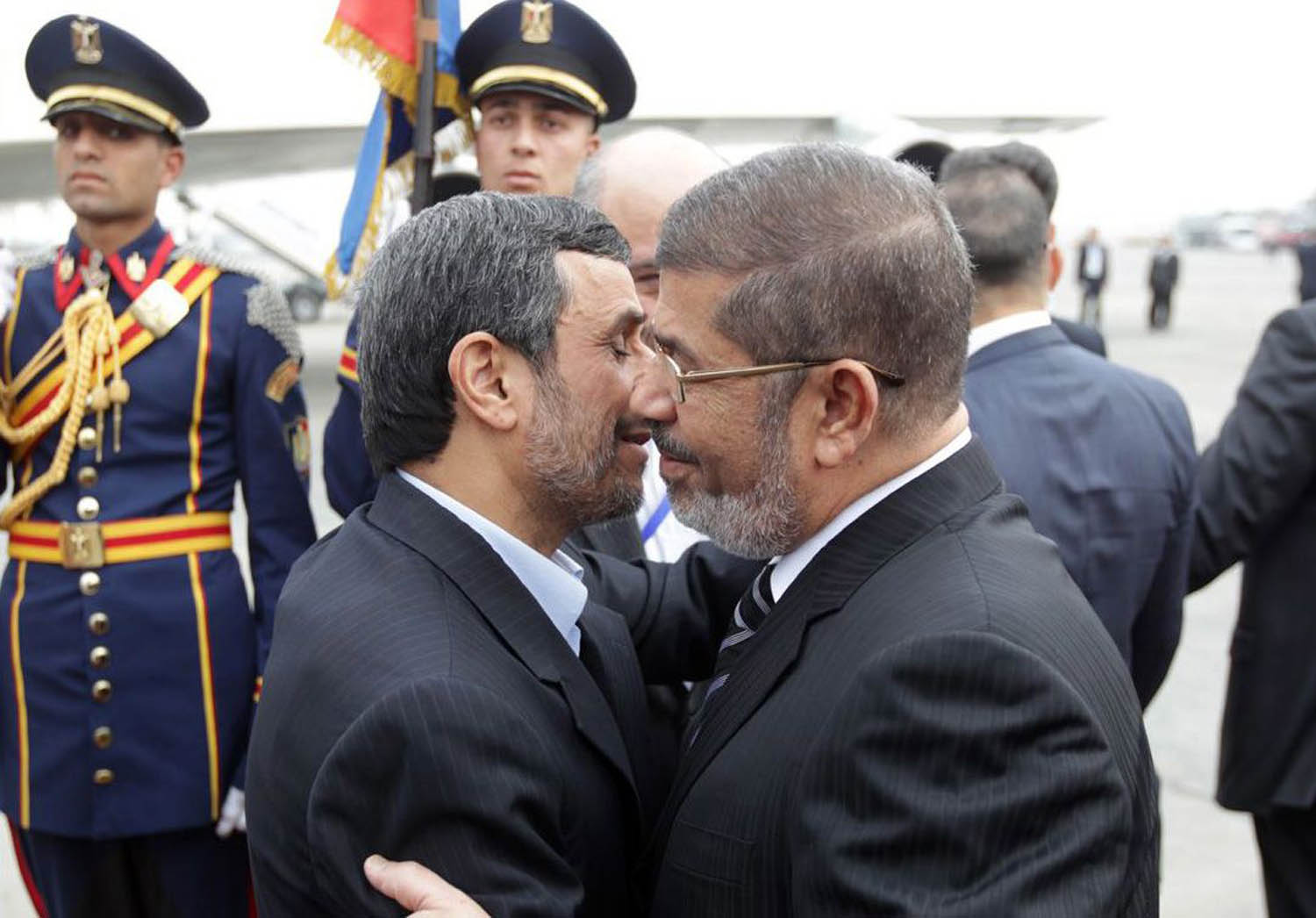الرئيس المصري الأسبق محمد مرسي يستقبل الرئيس الإيراني السابق محمود أحمد نجاد في القاهرة عام 2013