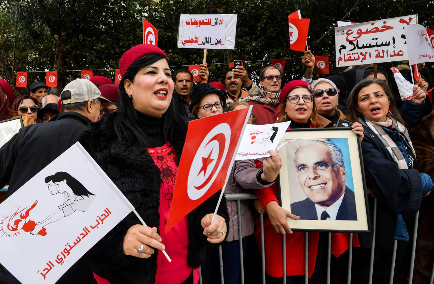 عبير موسي في تظاهرة لحزبها وسط تونس