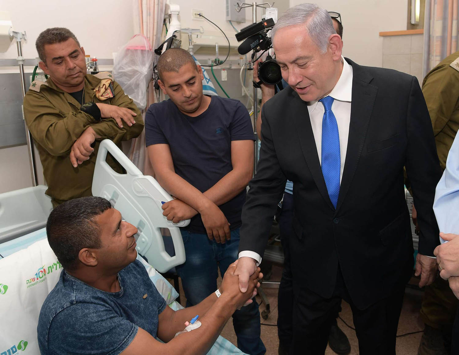 رئيس الوزراء الإسرائيلي بنيامين نتانياهو يزور جرحى الهجمات الصاروخية الأخيرة من غزة
