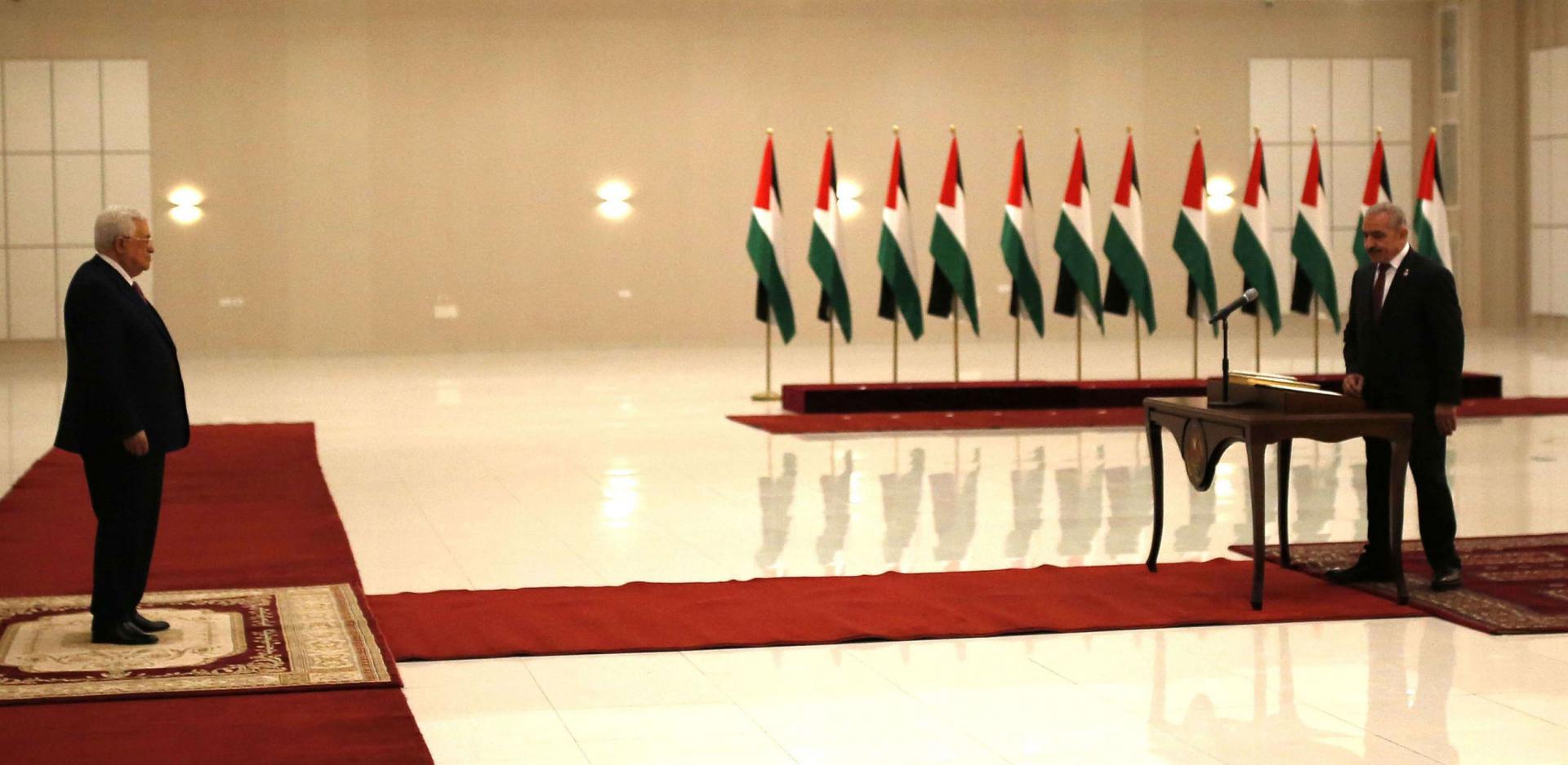 رئيس الحكومة الفلسطينية محمد اشتية يؤدي اليمين الدستوري امام الرئيس محمود عباس