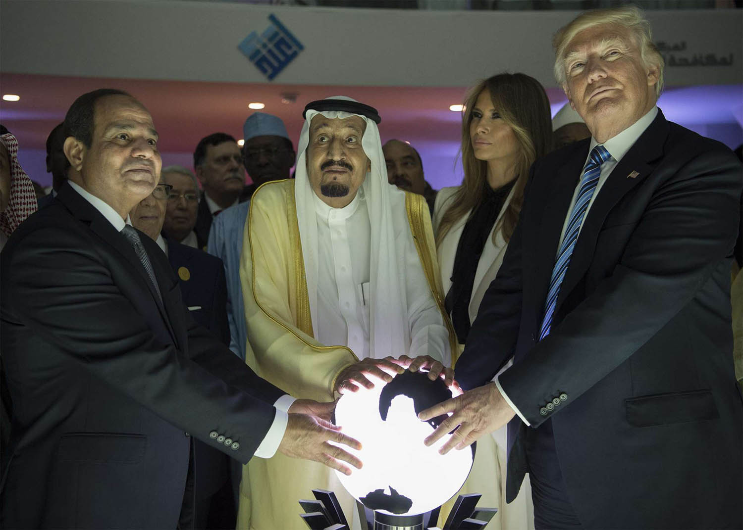 العاهل السعودي سلمان بن عبدالعزيز والرئيس الأميركي دونالد ترامب والرئيس المصري عبدالفتاح السيسي في اطلاق مركز "إعتدال" لمحاربة التطرف في الرياض عام 2017