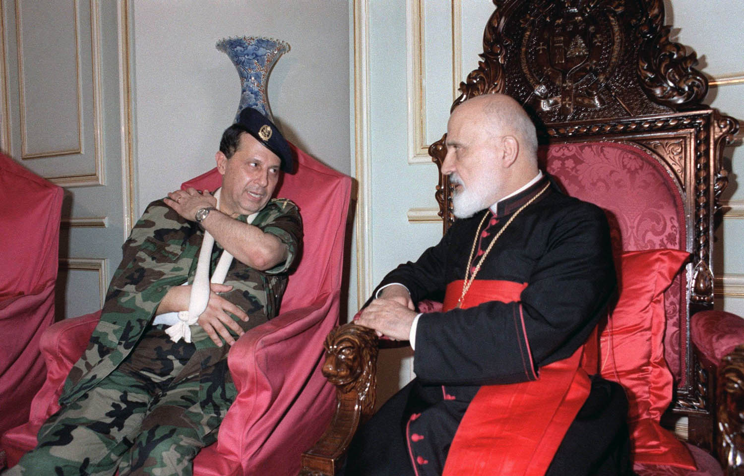 البطريرك صفير يستقبل الجنرال ميشال عون (الرئيس الحالي) أثناء فترة المواجهة مع سوريا (الصورة في 1 سبتمبر 1988)
