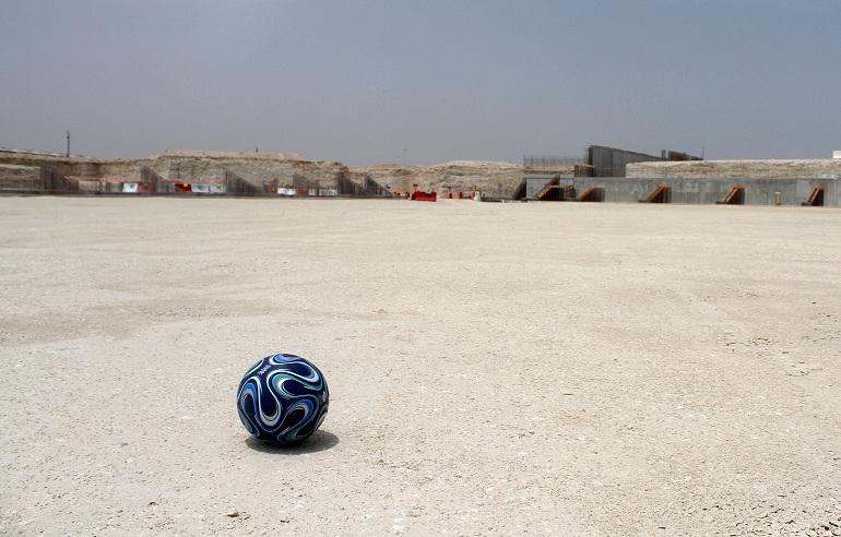  كرة قدم في موقع بناء استاد الوكرة الذي من المتوقع أن يستضيف نهائيات كأس العالم 2022 