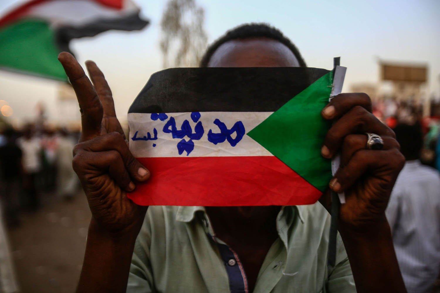 متظاهر سوداني ضد المجلس العسكري في الخرطوم
