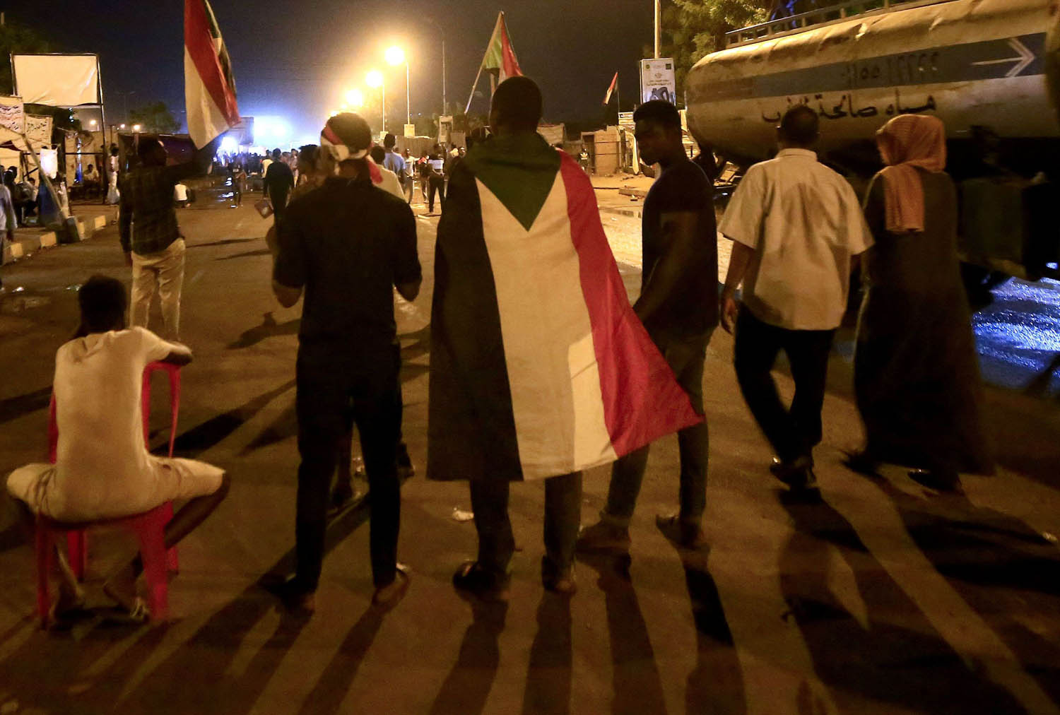 متظاهرون وسط الخرطوم