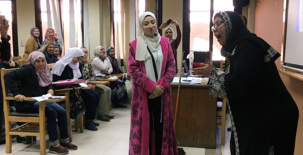 مدربون يقدمون دروسا عن ادارة الخلافات الزوجية لطلاب مصريين