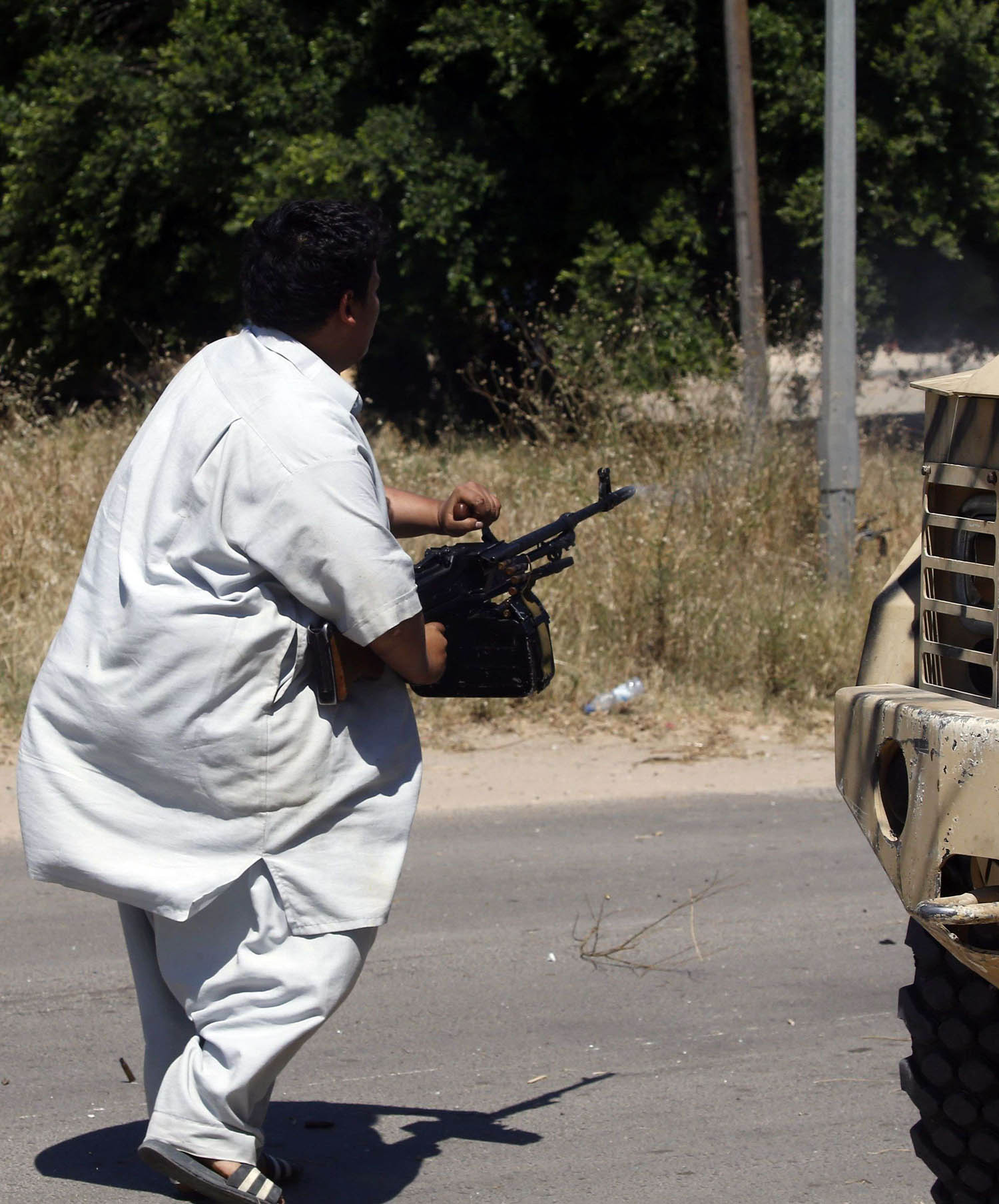 مقاتل موالي لميليشيا طرابلس يطلق النار باتجاه قوات الجيش الليبي