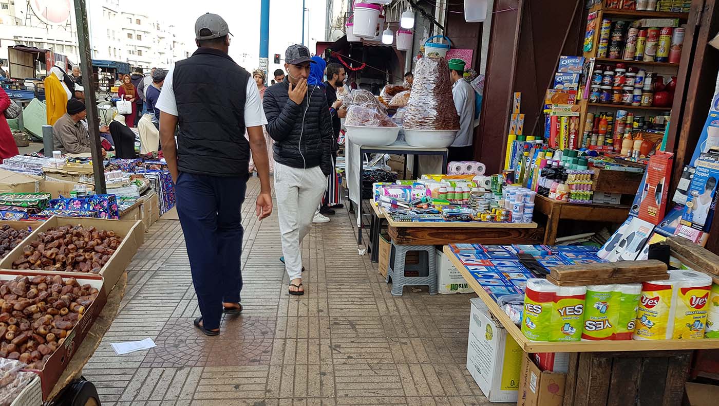 A narrow pavement passage in Triq Mediouna filled by street vendors