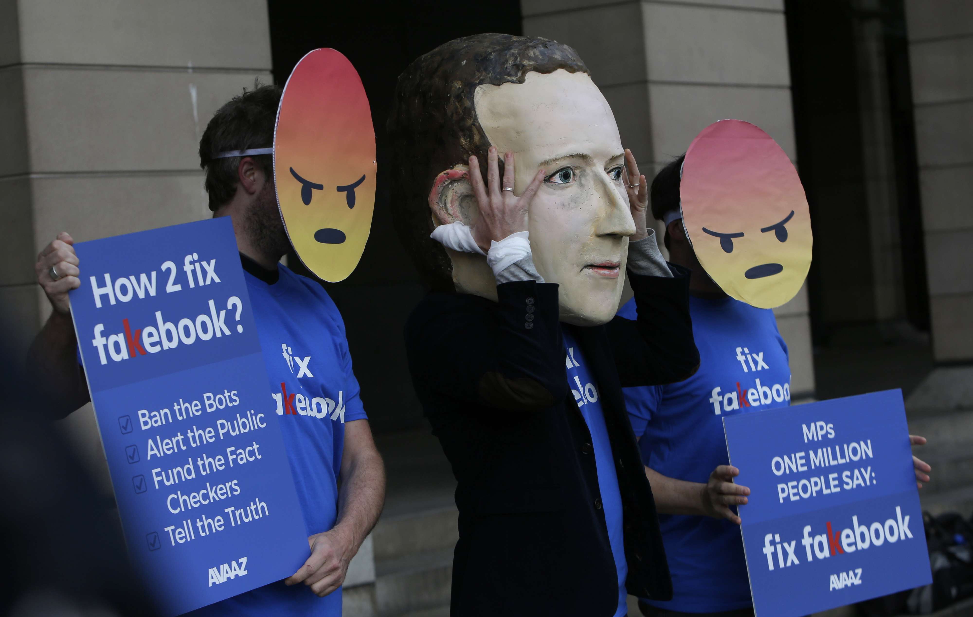 متظاهرون يطالبون باصلاح سياسات فيسبوك