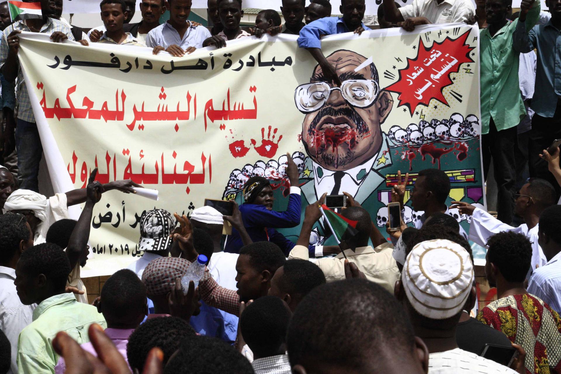 دعوات لمحاكمة الرئيس السوداني المعزول عمر البشير امام المحكمة الجنائية الدولية