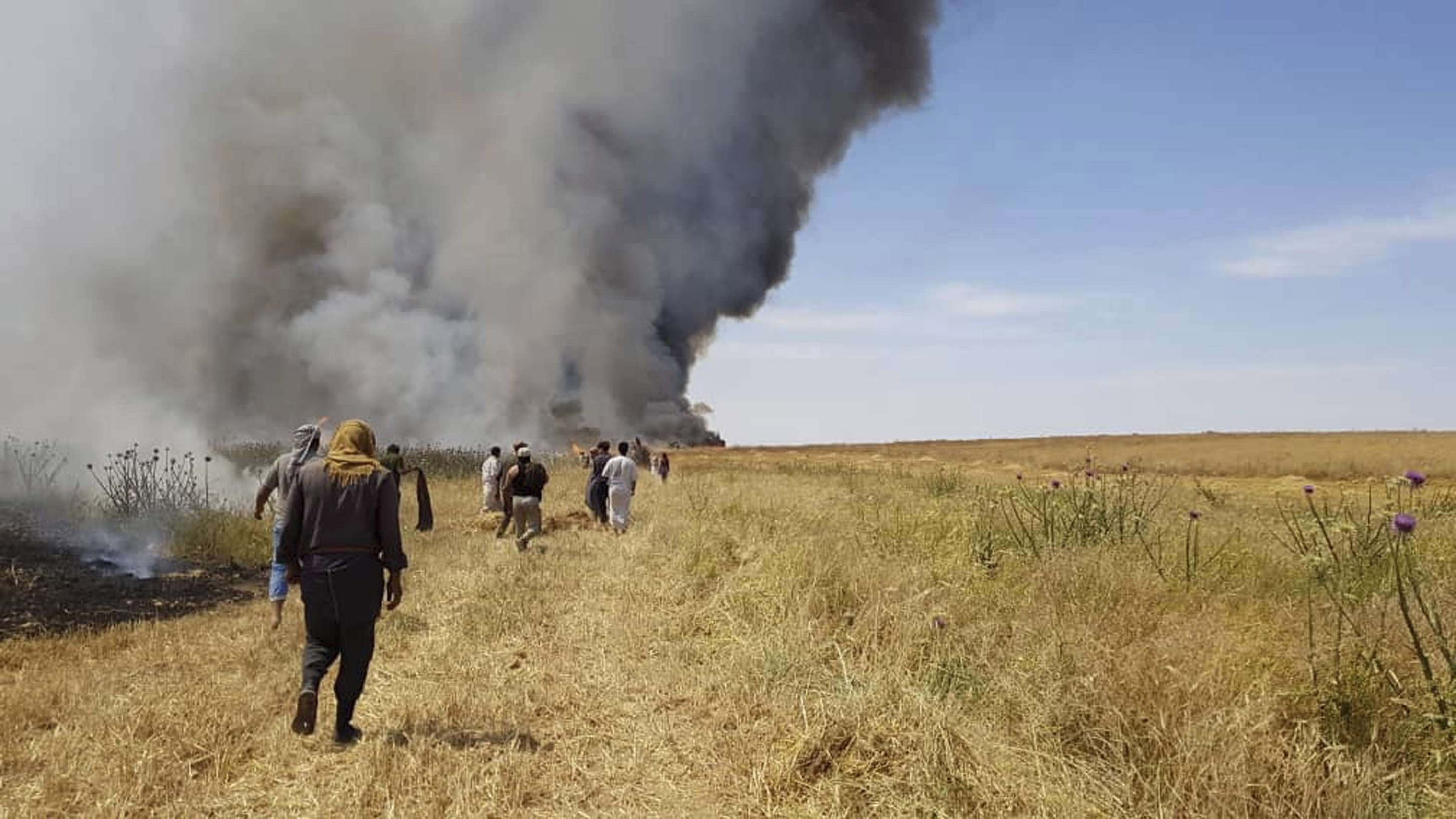 نحو 700 عائلة نزحت باتجاه الموصل بعد أن وصلت الحرائق إلى منازلهم