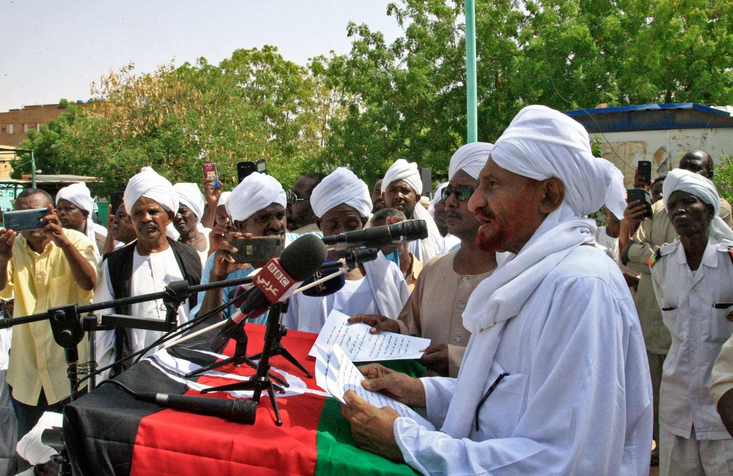 الصادق المهدي زعيم حزب الامة السوداني المعارض