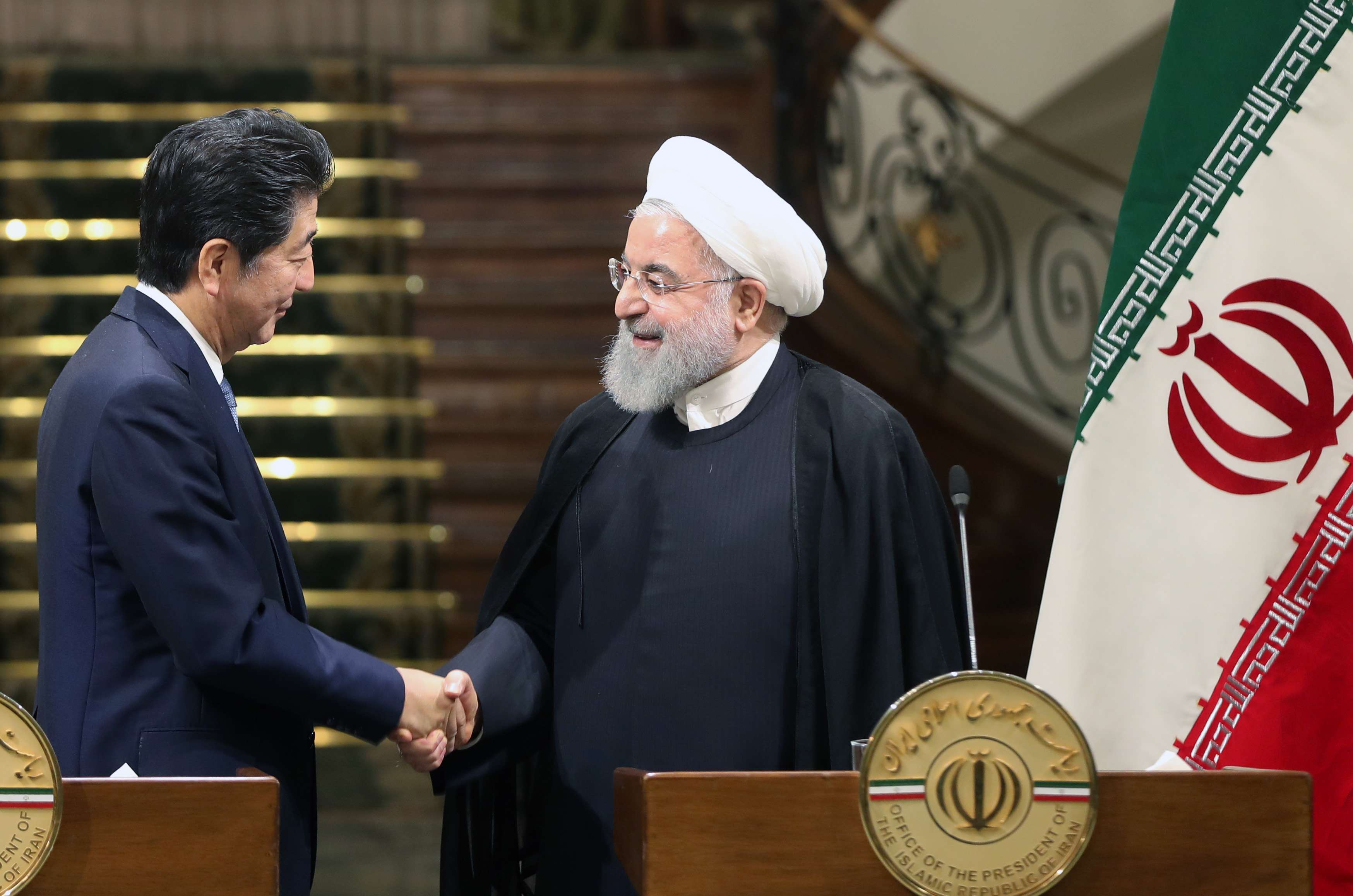 آبي أجرى مباحثات مع الرئيس الإيراني حسن روحاني استهدفت تخفيف التوتر في الخليج