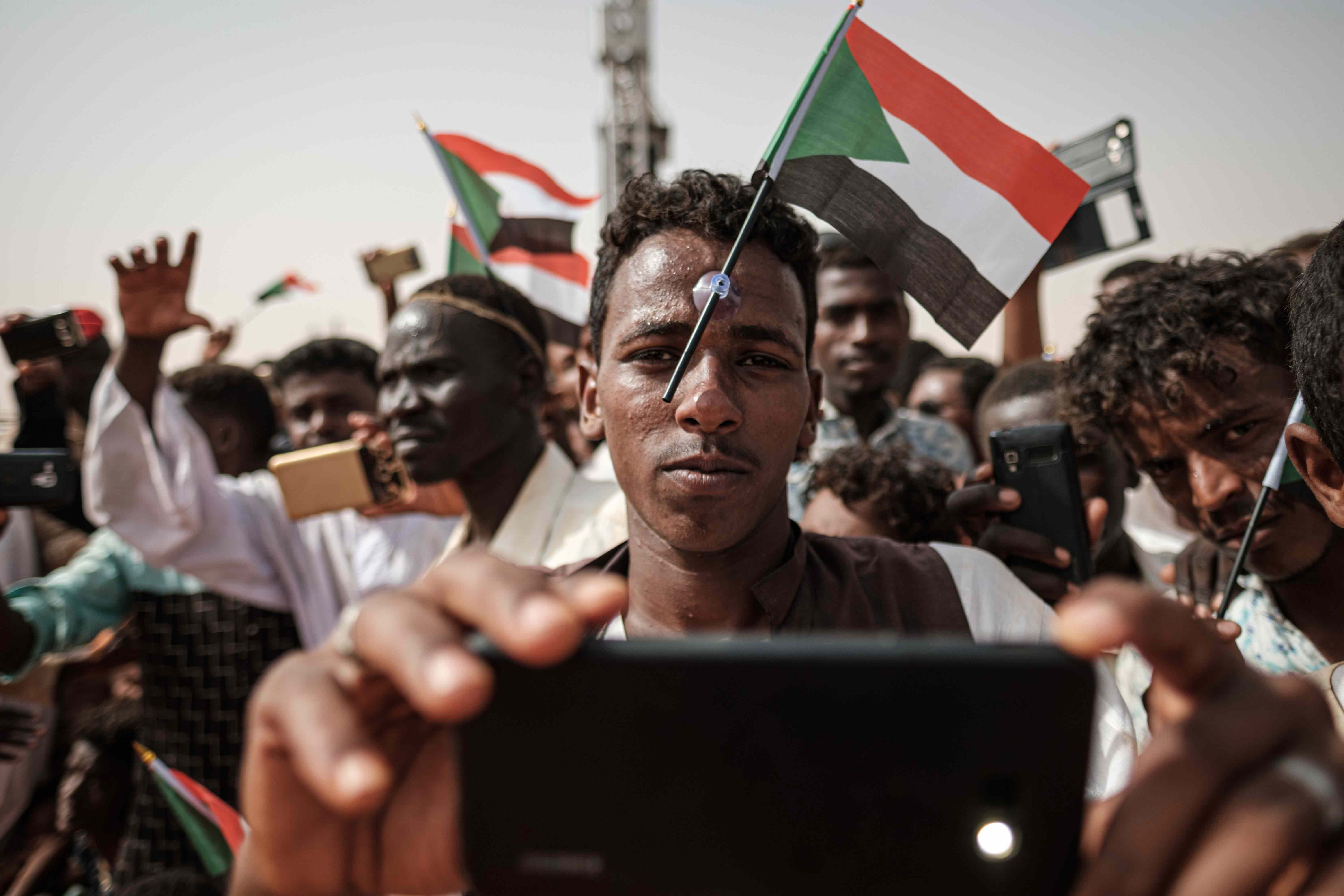 السودانيون يستخدمون الشبكة للإعلان عن تجمعاتهم