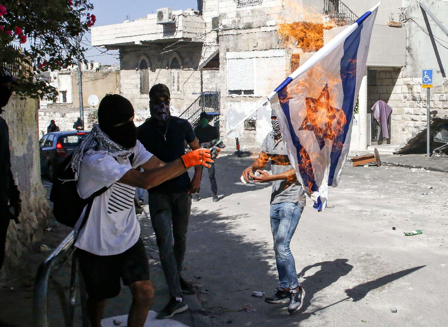 فلسطينيون يحرقون العلم الاسرائيلي
