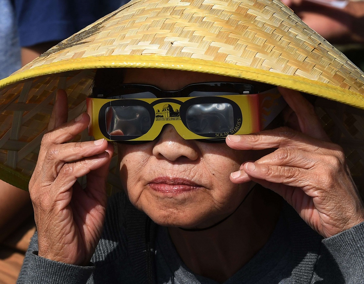 سيدة أميركية مسنة تشاهد الكسوف الكلي للشمس في  لوس أنجليس عام 2017