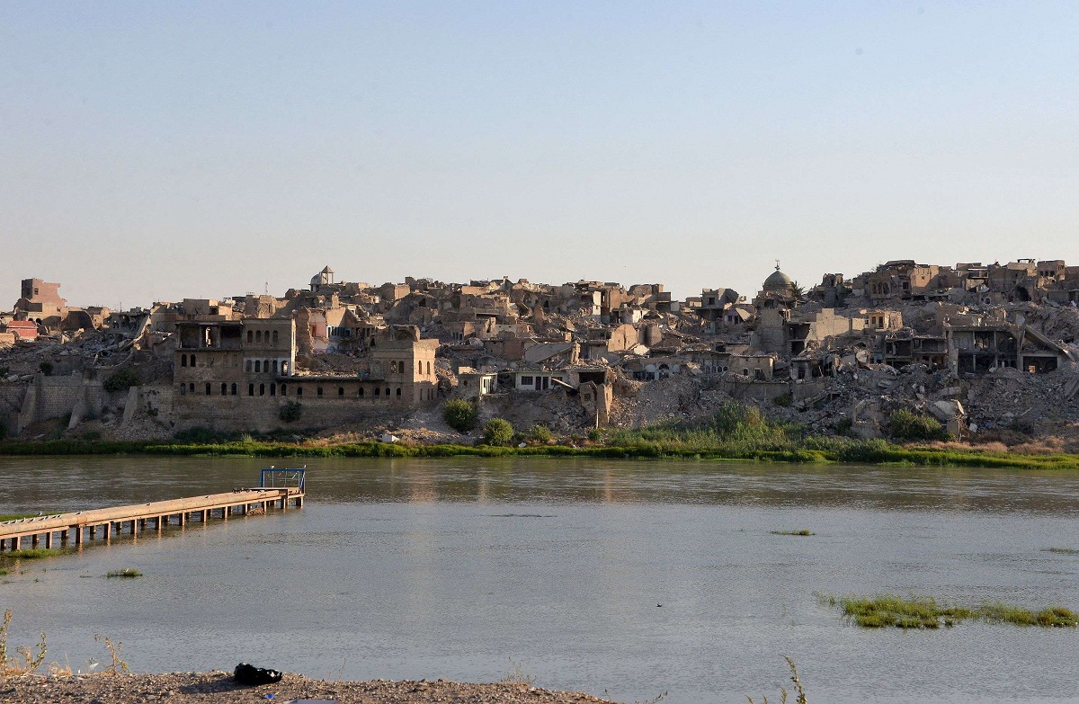 مدينة الموصل القديمة كما تظهر من الجانب الآخر على طول نهر دجلة