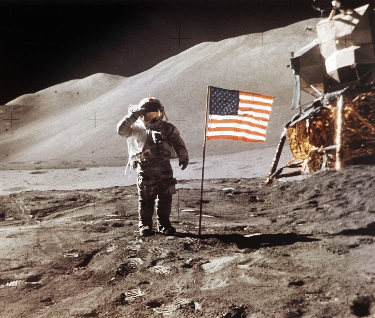 رائد فضاء أميركي يهبط على القمر في رحلة ابولو  15 عام 1971