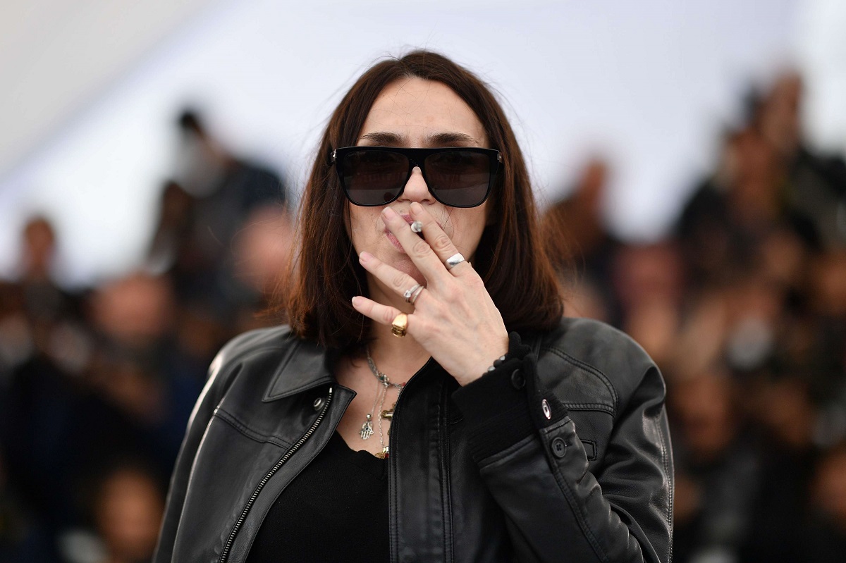 الممثلة الفرنسية بياتريس دال تدخن سيجارة أثناء تصويرها لفيلم  في مهرجان كان السينمائي 