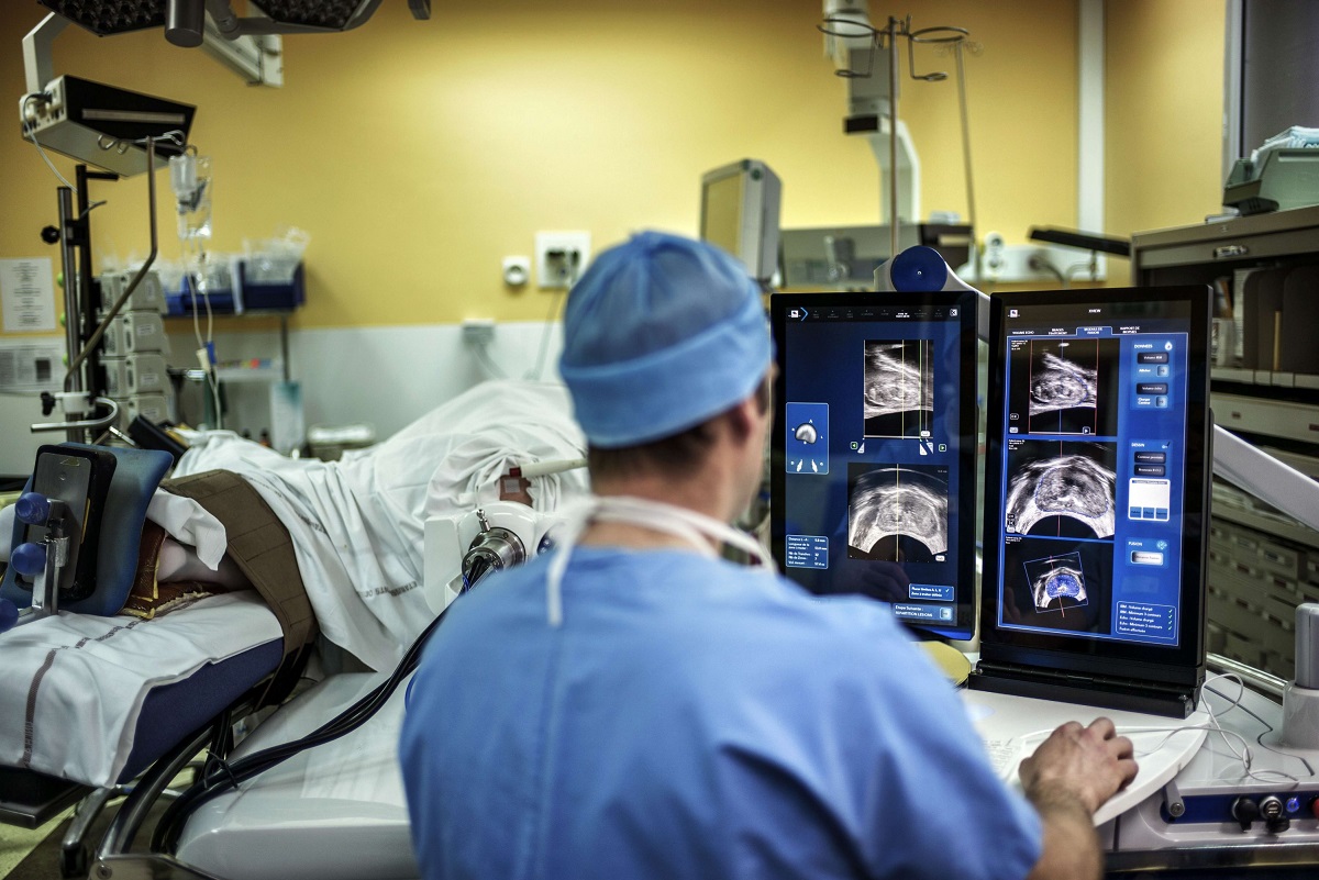 جراح فرنسي يجلس أمام شاشة عليها صور توضح عملية استئصال ورم البروستاتا