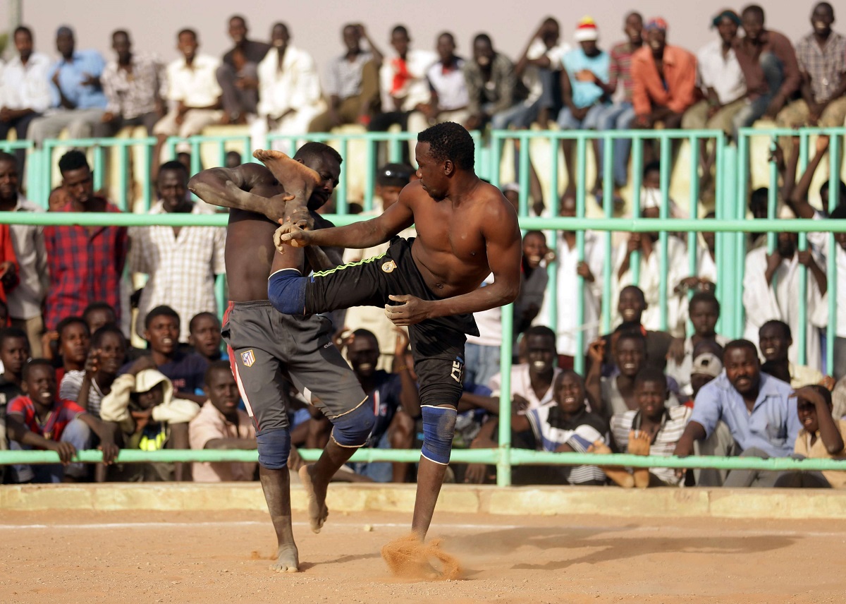 متصارعان سودانيان يتعاركان في حلبة بالخرطوم