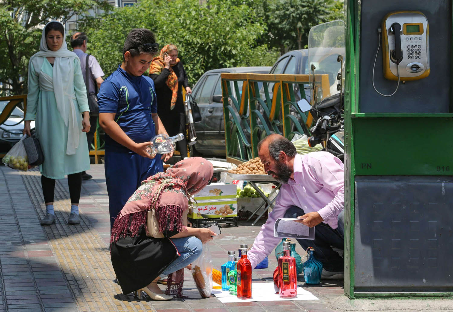 بائعو رصيف في شوارع طهران