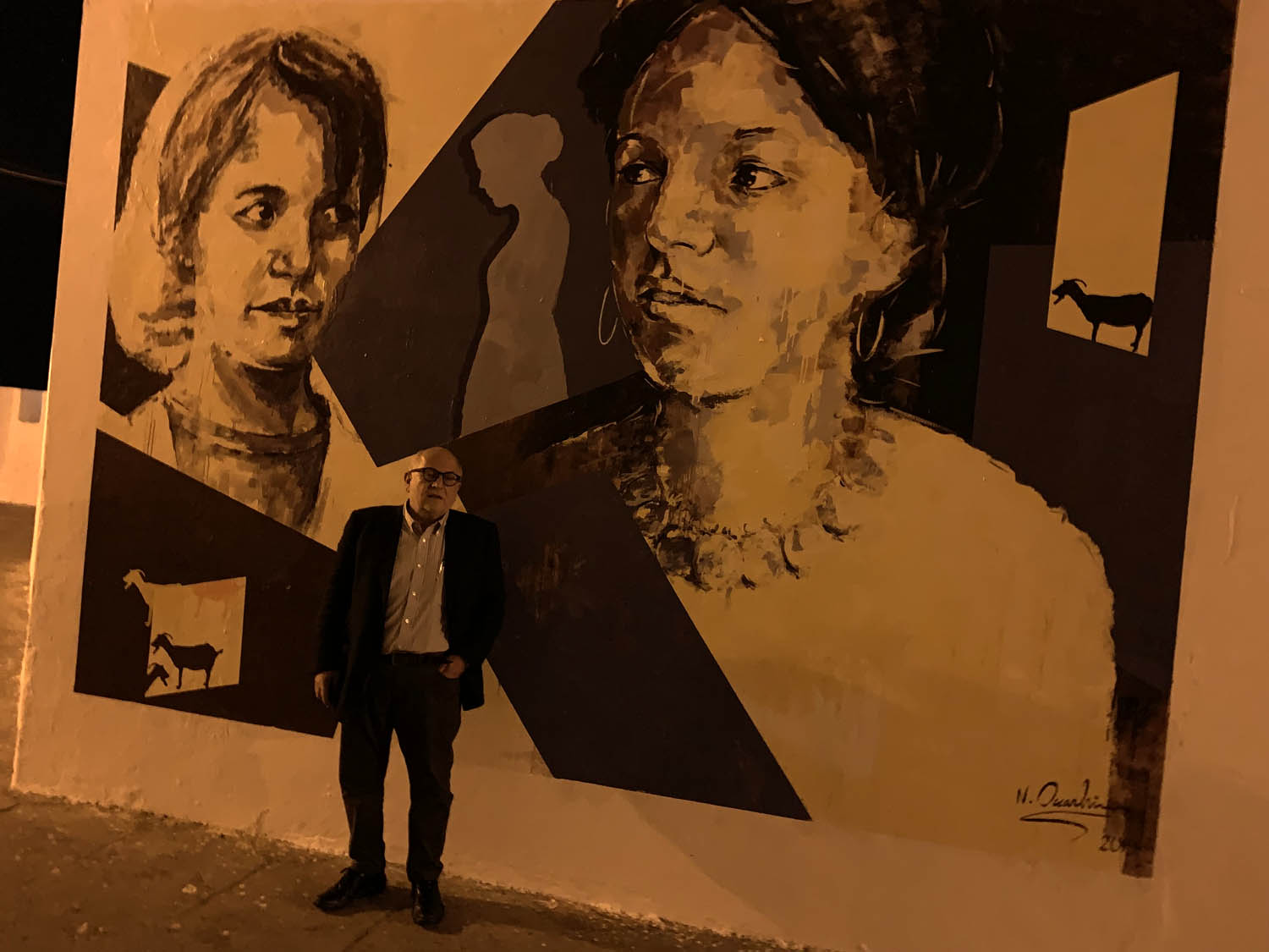 الكاتب خيرالله خيرالله أمام جدارية في أصيلة